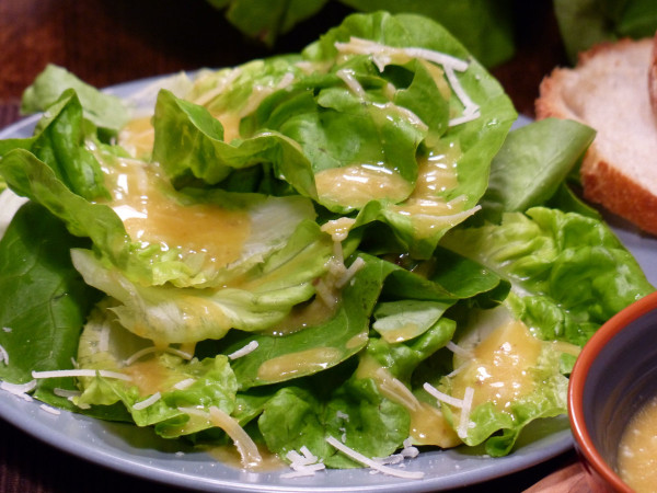 Salatsauce-fuer-Gruener-Salat
